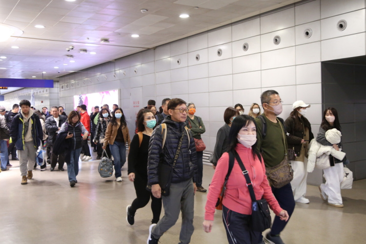 守护台胞返乡“最后一公里”，70余名滞留中东台胞经上海返台