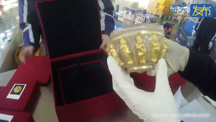 首都机场海关查获6件清代文物，有金饰、水晶嵌金佛钵、金象