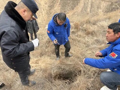 百余人荒山搜寻一夜，20米深坑里传来微弱呼救声……
