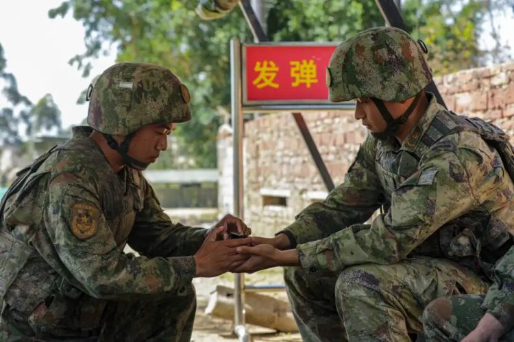 精准落靶，手榴弹实投现场硝烟弥漫