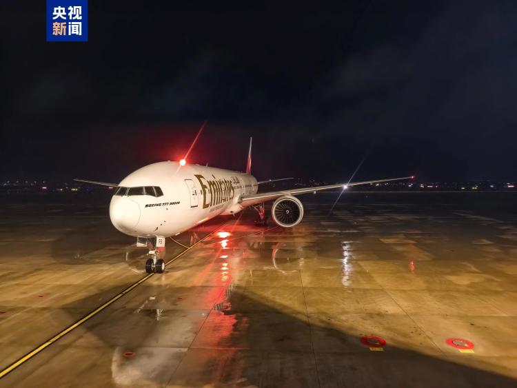 由迪拜国际机场飞往上海浦东国际机场航班平安落地