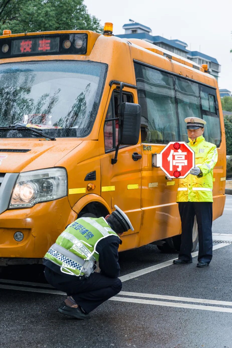 小学上空突然传来喊话，原来是……
