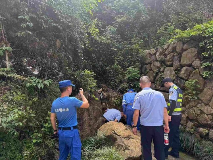50人进山搜寻！无人机同步出动！最终在山顶废弃矿洞里发现了身影……