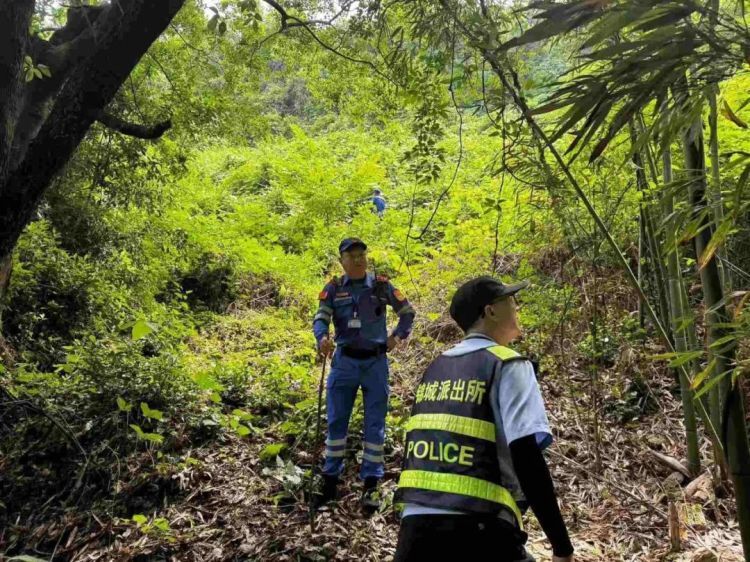 50人进山搜寻！无人机同步出动！最终在山顶废弃矿洞里发现了身影……