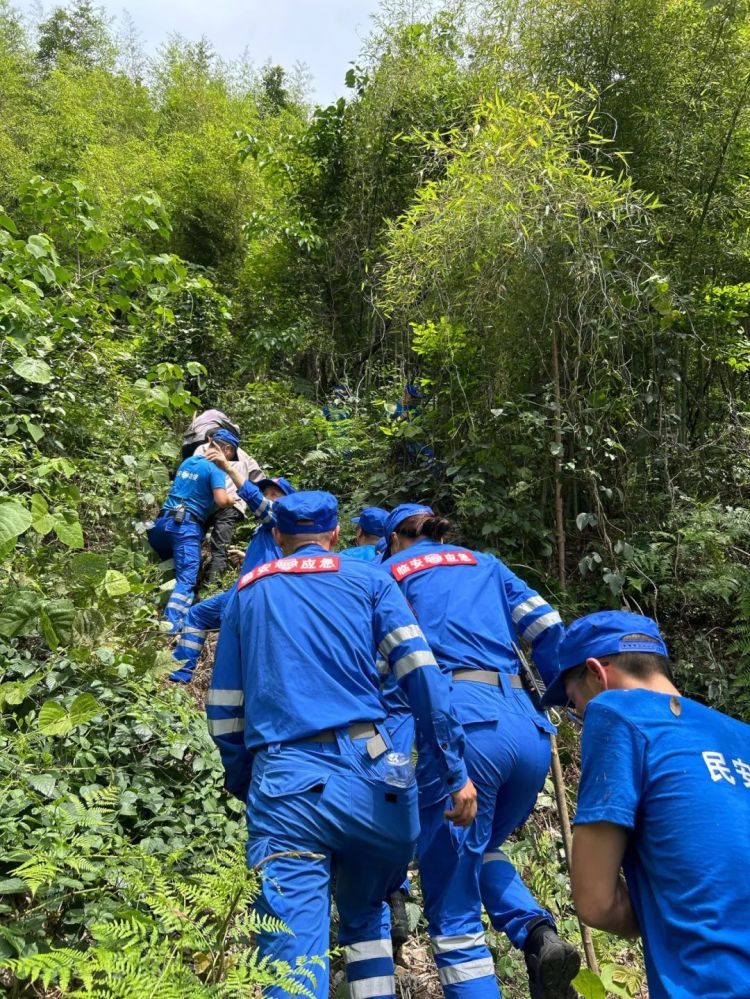 50人进山搜寻！无人机同步出动！最终在山顶废弃矿洞里发现了身影……