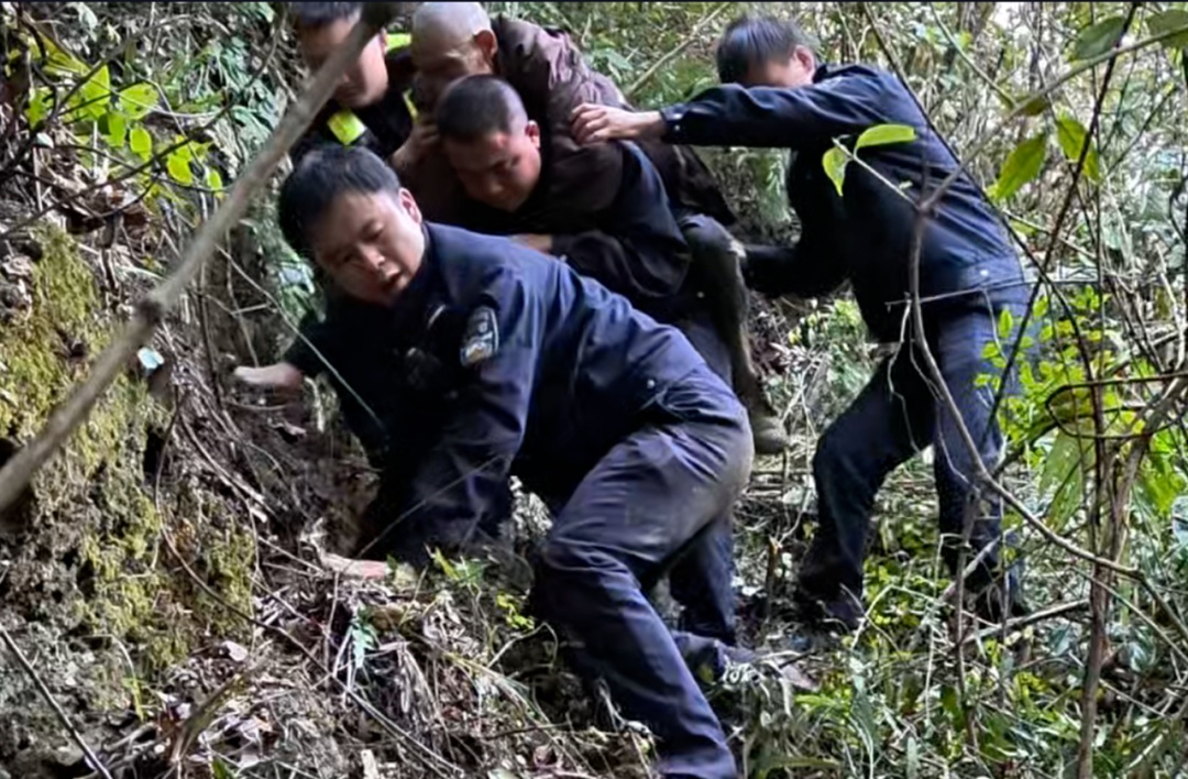 没有路径，荆棘藤蔓缠绕成网！他们把郭某“捆”在身上救出……