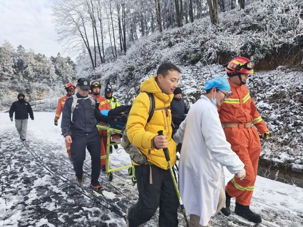 50岁大姐登山赏雪摔骨折，杭州警方启用无人机精准定位热源信号，徒步13公里营救