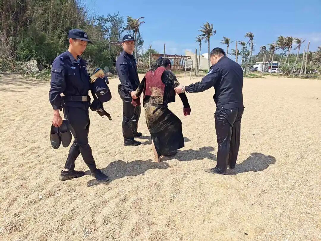 女子被海浪卷走，3名警员冲了上去！