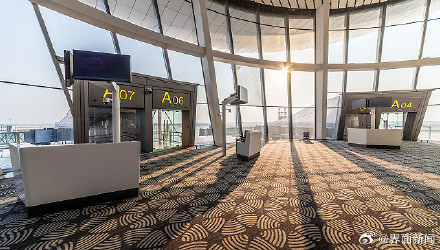 “双节”假期前四天，上海机场进出港旅客量同比增长八成