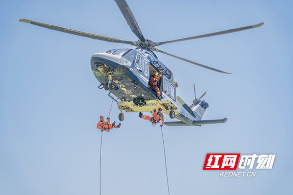 救援直升机空投救援人员（黎翔摄）.jpg