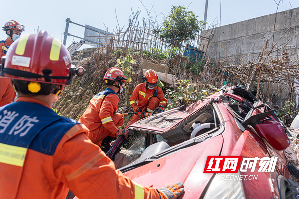 车辆事故救援（黎翔）.jpg