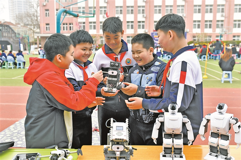 校园科技节点燃科创梦想