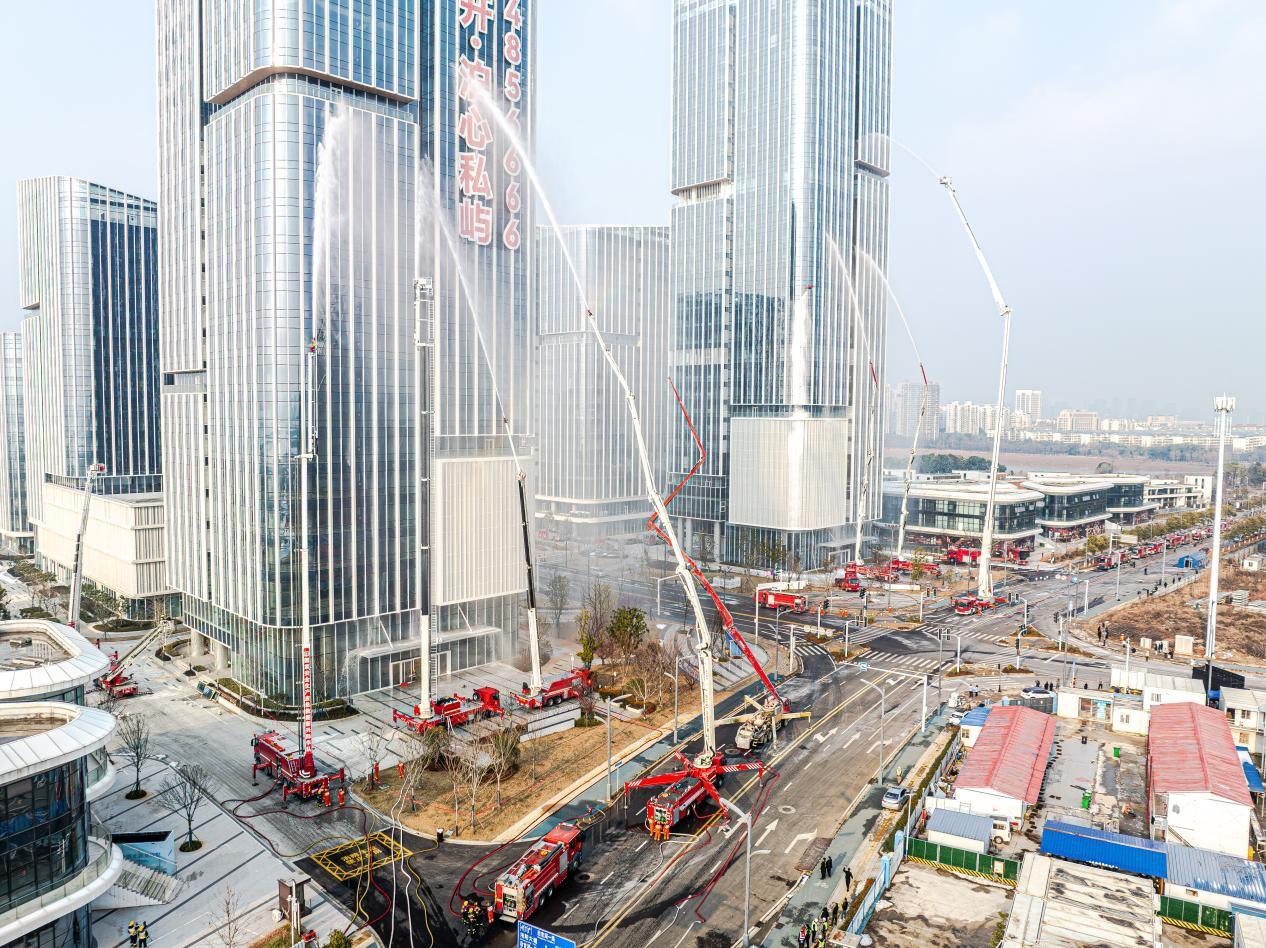 湖北超高层建筑灭火救援综合实战演练举行