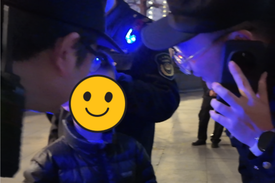 民警陪走失男童看完无人机秀