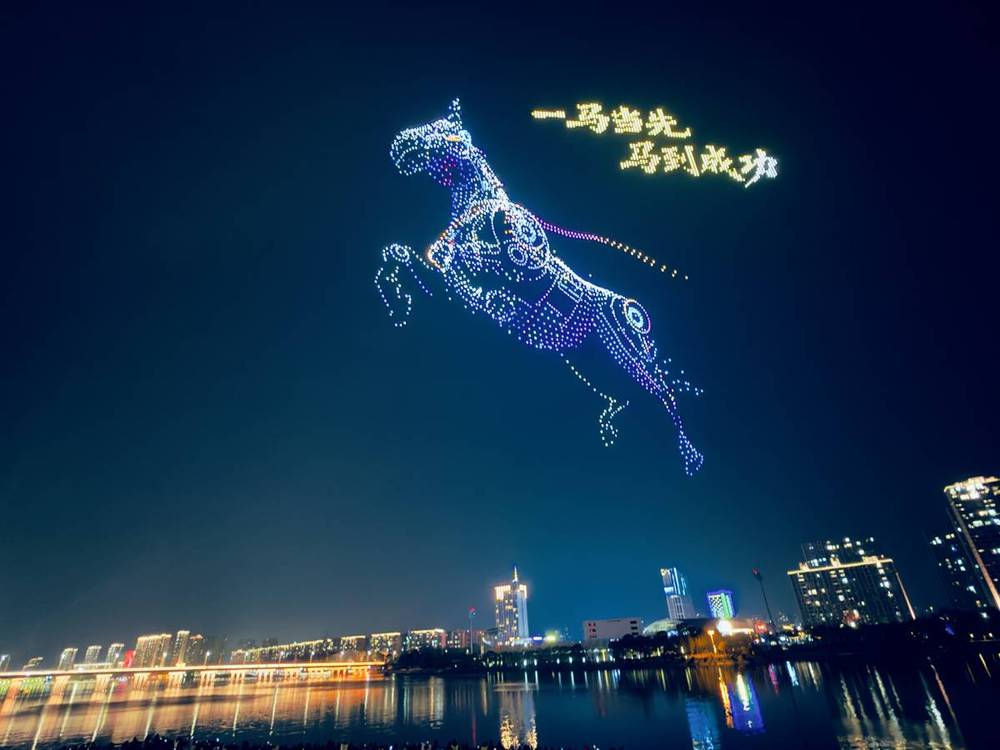 正月初一，随州夜空上演无人机烟花盛宴