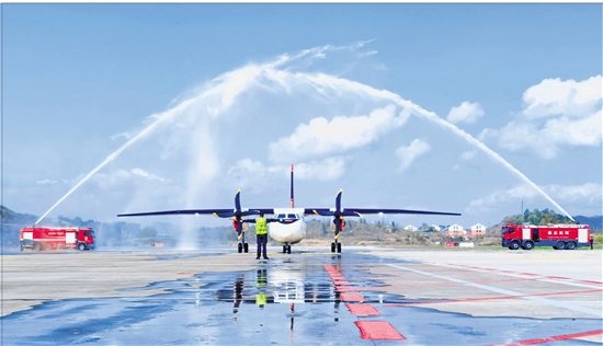 新舟60型灭火飞机，入列我省形成“固定翼飞机+直升机+无人机”的多层次航空应急救援体系