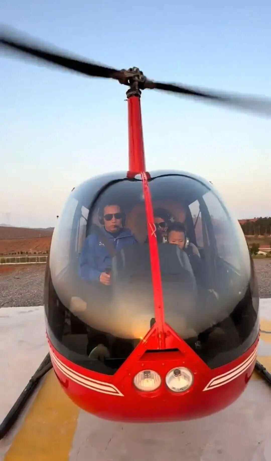 男子元旦开直升机带妻儿回老家，只需15分钟！当事人：花费500多万元买的；网友：永远不会堵车