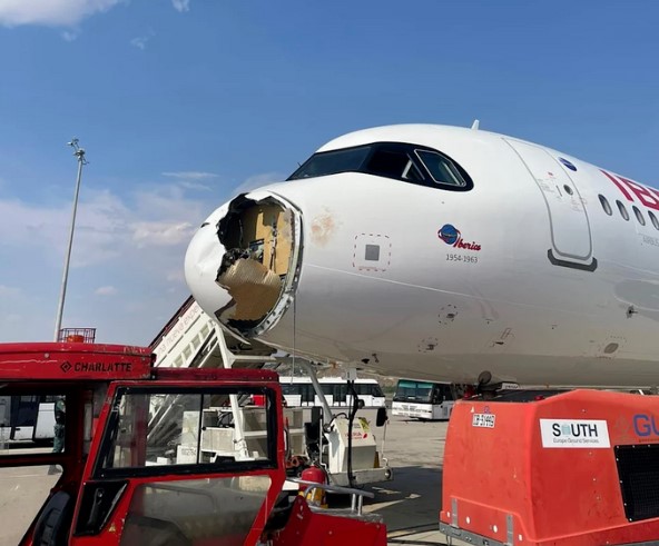 飞机雷达罩为何一撞即损？