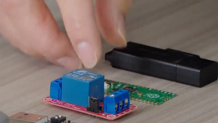 倒卖国外破解软件在国内销售 “无人机大神”落网