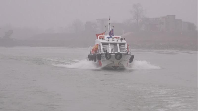 江西鄱阳湖：寒雾“困”煤船 水运执法护春运