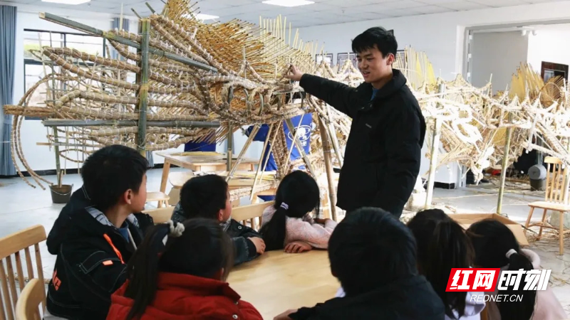 00后领衔10后“少年扎龙团” 汝城香火龙技艺焕发青春活力