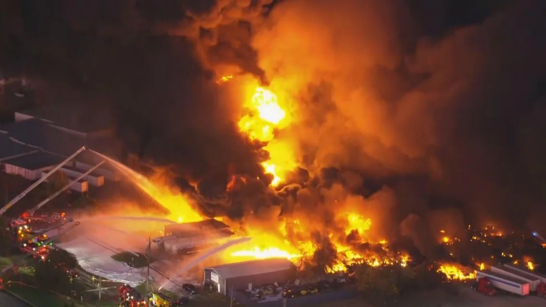 当地时间11月4日，飞机坠毁事故发生后，航拍画面显示消防员正在扑救大火。图源：美媒报道配图